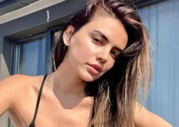 Ece Ronay TikTok videoları 18